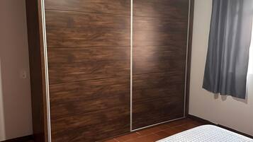 Silitysrauta/-lauta, Wi-Fi, vuodevaatteet