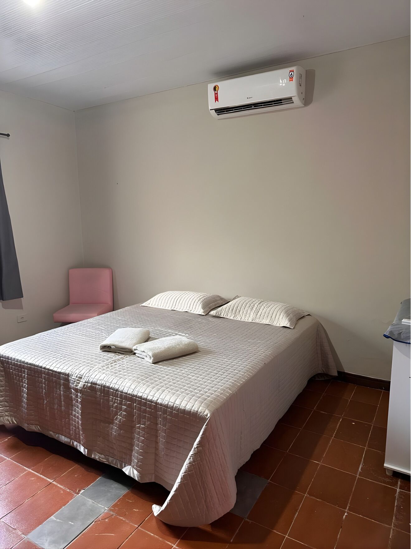 Tabla de planchar con plancha, wifi, ropa de cama