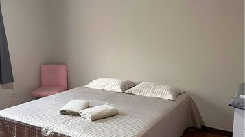 Tabla de planchar con plancha, wifi, ropa de cama