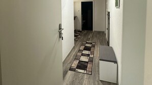 A hallway with a wooden ceiling, a checkered rug, and a door labeled "Holiday Oasis D.2.0". - Holiday Oasis 2.0 near Legoland Günzburg (Günzburg)