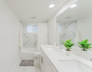 Douche, sèche-cheveux, serviettes fournies, savon