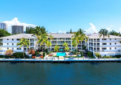 Luxury Waterfront Boca w. Pool, Hot Tub, Boat Views