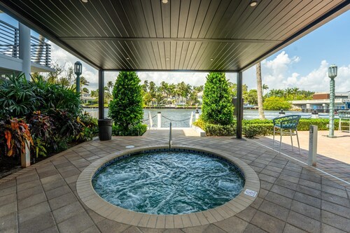 Luxury Waterfront Boca w. Pool, Hot Tub, Boat Views
