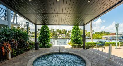 Luxury Waterfront Boca w. Pool, Hot Tub, Boat Views