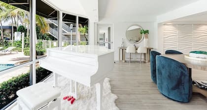 Luxury Waterfront Boca w. Pool, Hot Tub, Boat Views