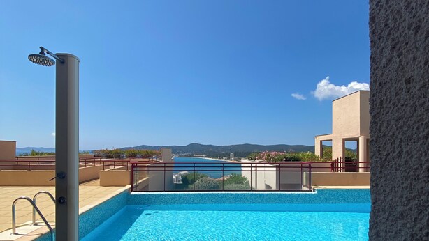 A rooftop swimming pool with a clear view of the surrounding landscape. - Apartment Sea View Le Lavandou (Le Lavandou)
