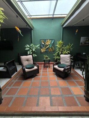 Courtyard - Oliva's House (Jardín)