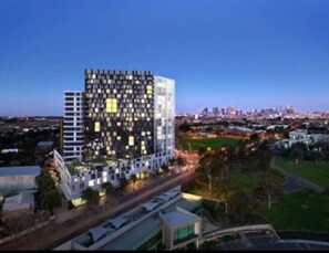 Exterior - World-Famous Racecourse Views with Pool Gym & Park (Kensington)