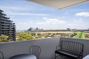 Property grounds - World-Famous Racecourse Views with Pool Gym & Park (Kensington)
