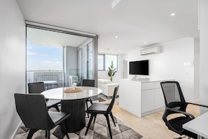 Dining - World-Famous Racecourse Views with Pool Gym & Park (Kensington)
