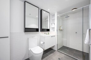 Hair dryer - World-Famous Racecourse Views with Pool Gym & Park (Kensington)