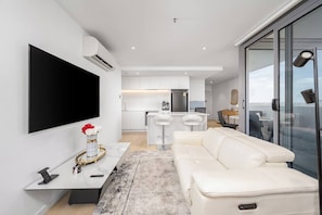 TV, table tennis, stereo - World-Famous Racecourse Views with Pool Gym & Park (Kensington)