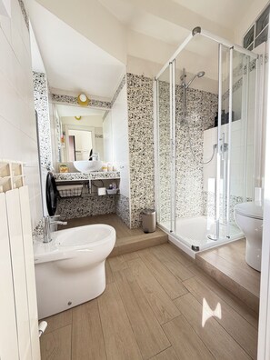 Dusche, Haartrockner, Bidet, Handtücher