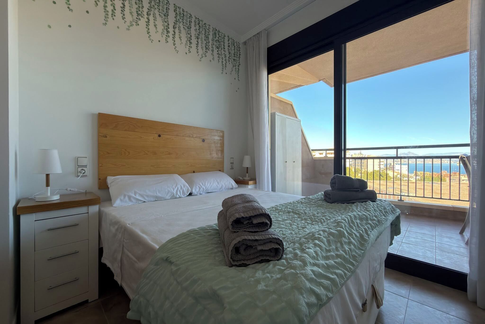 Een strijkplank/strijkijzer, internet, beddengoed