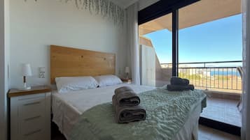 Een strijkplank/strijkijzer, internet, beddengoed