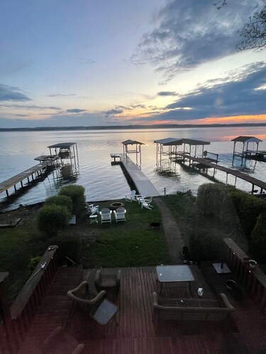 Mariner's Point: 3-bedroom cottage on private drive steps from Seneca lake front