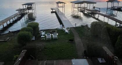 Mariner's Point: 3-bedroom cottage on private drive steps from Seneca lake front