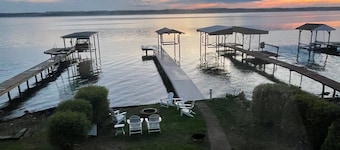 Mariner's Point: 3-bedroom cottage on private drive steps from Seneca lake front