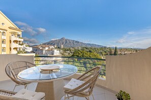 Outdoor dining - Panoramic La Concha Views, Stylish 3BR, 5 min to Banús (Marbella)