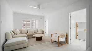 Smart TV - Sun, Surf & Stay Bronte Beach Near Coastal Walk (Bronte)