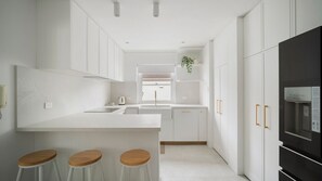 Fridge, microwave, oven, stovetop - Sun, Surf & Stay Bronte Beach Near Coastal Walk (Bronte)
