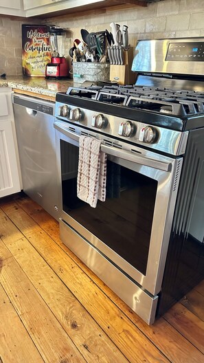 Fridge, microwave, oven, stovetop - Bastrop/Smithville Beauty on the Colorado River (Smithville)