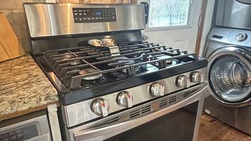 冰箱、微波炉、烤箱、炉灶