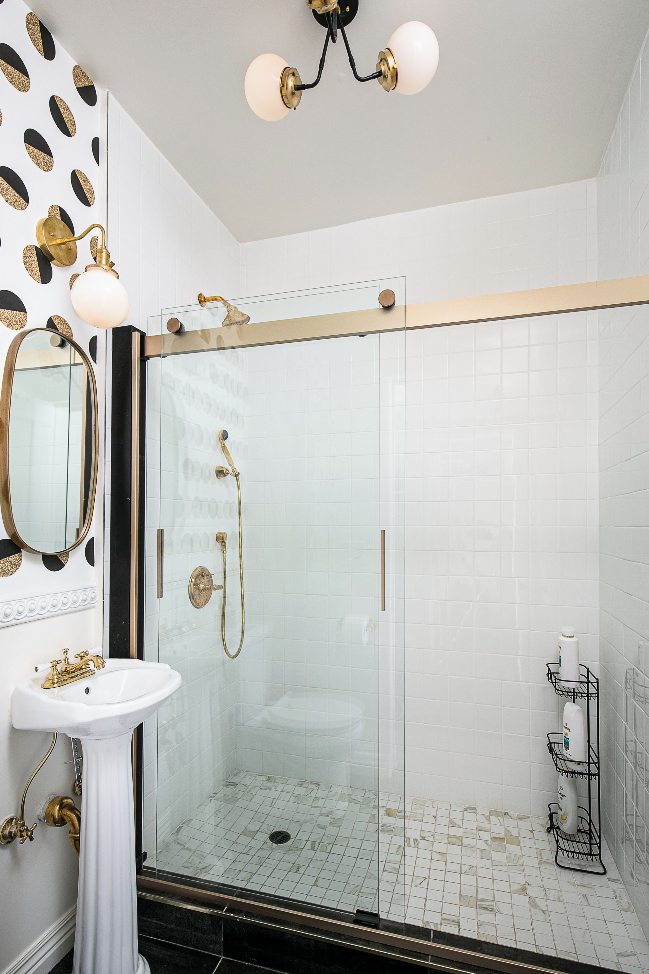 Douche, sèche-cheveux, bidet, serviettes fournies
