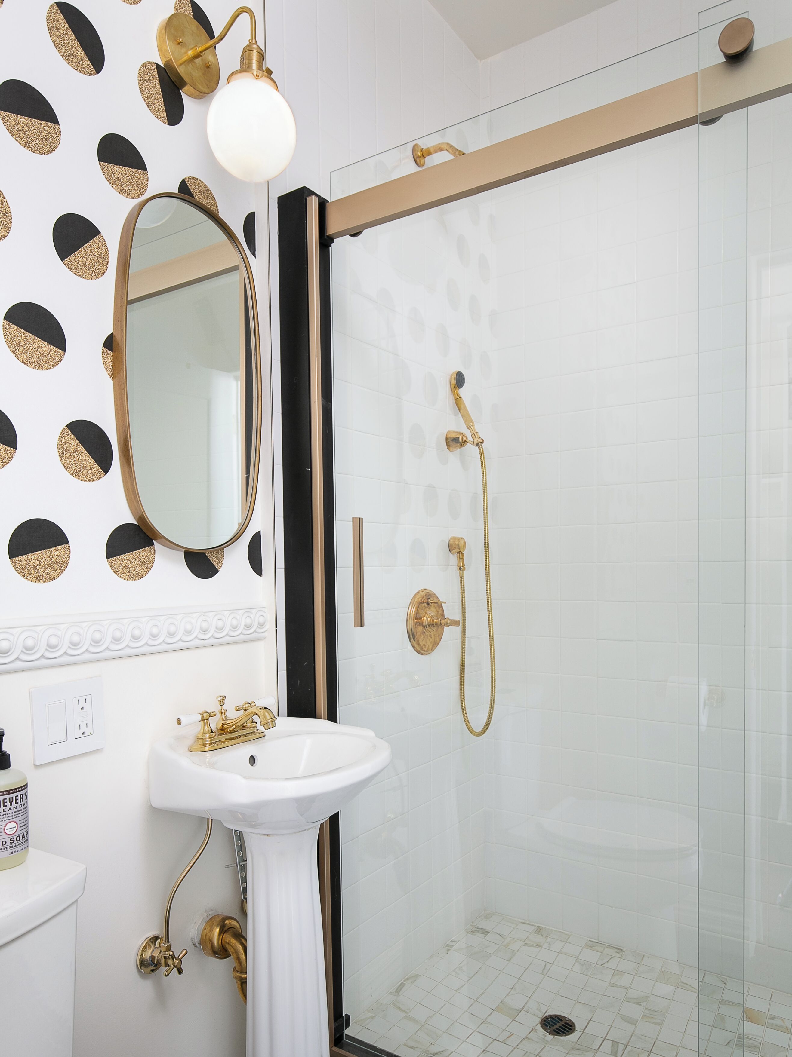 Regadera, secadora de cabello, bidet, toallas 