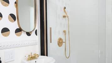 Regadera, secadora de cabello, bidet, toallas