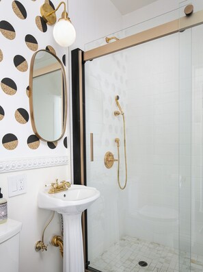 Ducha, secador de pelo, bidé y toallas