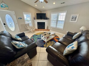 TV, fireplace - Resort – Ocean Lakes – Sleeps 7 – Free Golf Cart - Pet Friendly (Myrtle Beach)