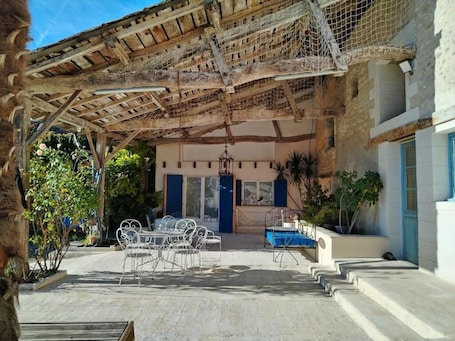 Outdoor dining. Clos Beldane