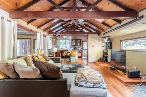 Tranquil creek mountain cabin in Los Gatos perfect for a getaway