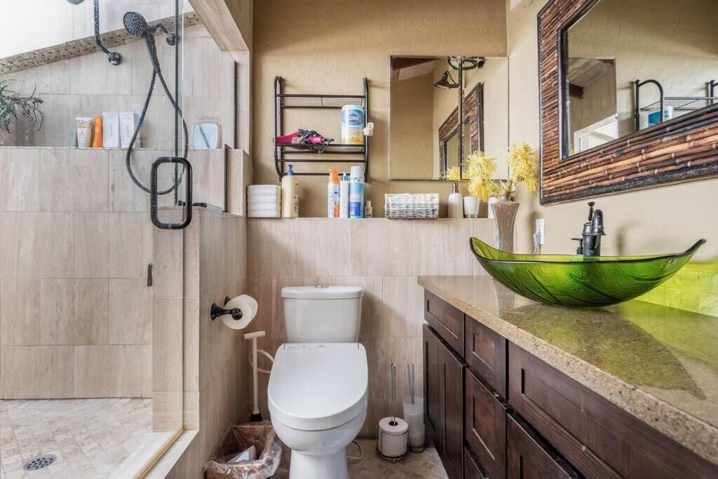 Sèche-cheveux, bidet, serviettes fournies, savon