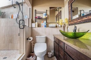 Hair dryer, bidet, towels, soap - Tranquil creek mountain cabin in Los Gatos perfect for a getaway (Los Gatos)