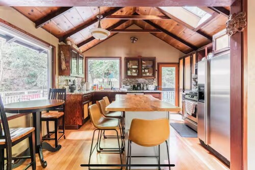 Tranquil creek mountain cabin in Los Gatos perfect for a getaway