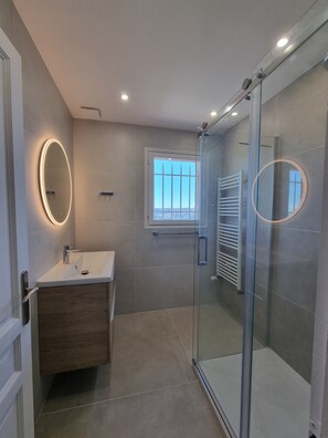 Dusche, Haartrockner, Handtücher, Toilettenpapier