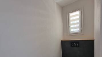 Een douche, een haardroger, handdoeken, toiletpapier