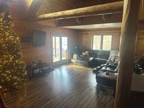 Living area - Mountain feel/10 minutes from the city! (Pittsburgh)