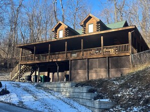 Exterior - Mountain feel/10 minutes from the city! (Pittsburgh)