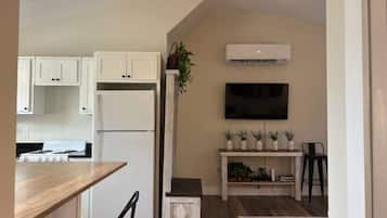 Fridge, oven, stovetop, coffee/tea maker