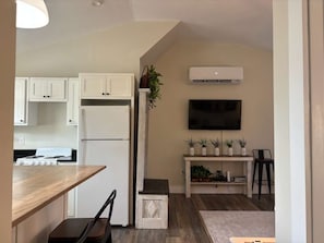 Réfrigérateur, four, plaque de cuisson, cafetière/bouilloire