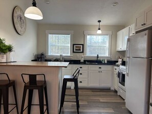 Kühlschrank, Ofen, Herdplatte, Wasserkocher mit Kaffee-/Teezubehör