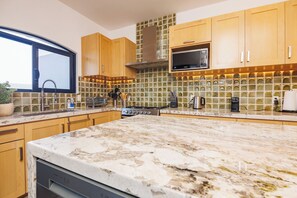 Microonde, forno, piano cottura, lavastoviglie