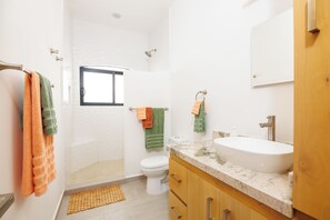 Doccia, asciugacapelli, asciugamani, sapone