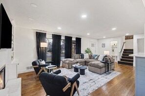 TV connectée, cheminée, livres