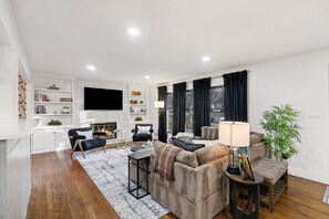 Smart-TV, Kamin, Bücher
