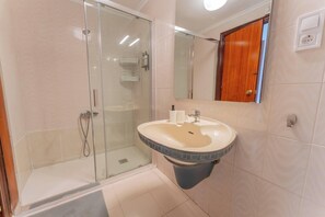Shower, hair dryer, bidet, towels - Front Sea Santa Pola (Santa Pola)