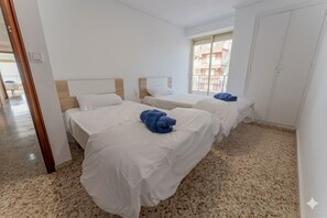 Ferros/tábuas de passar roupa, acesso à internet, roupa de cama